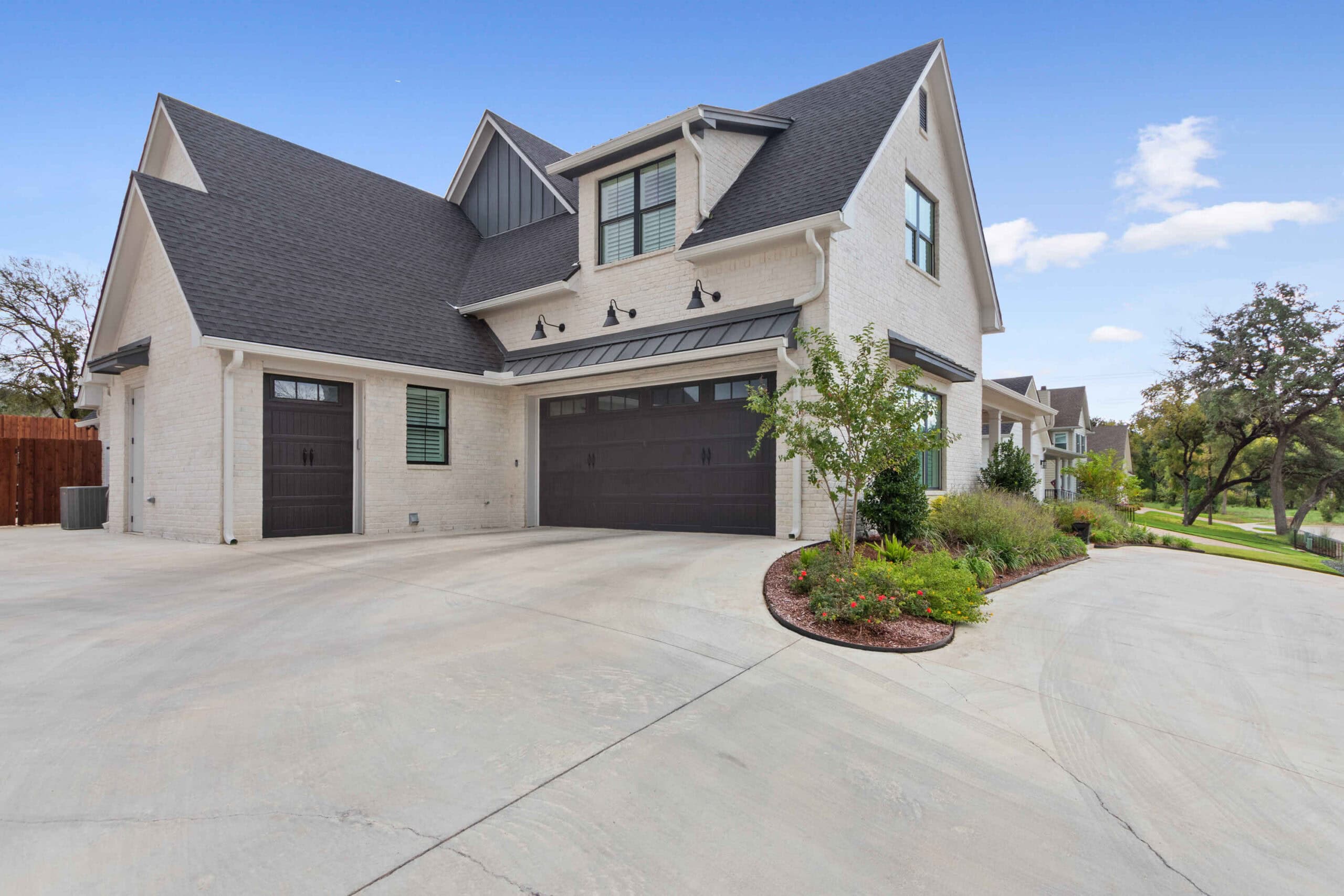 Keith Gunn Construction Waco, Texas - Entry and Driveway Garage and Storage Designs