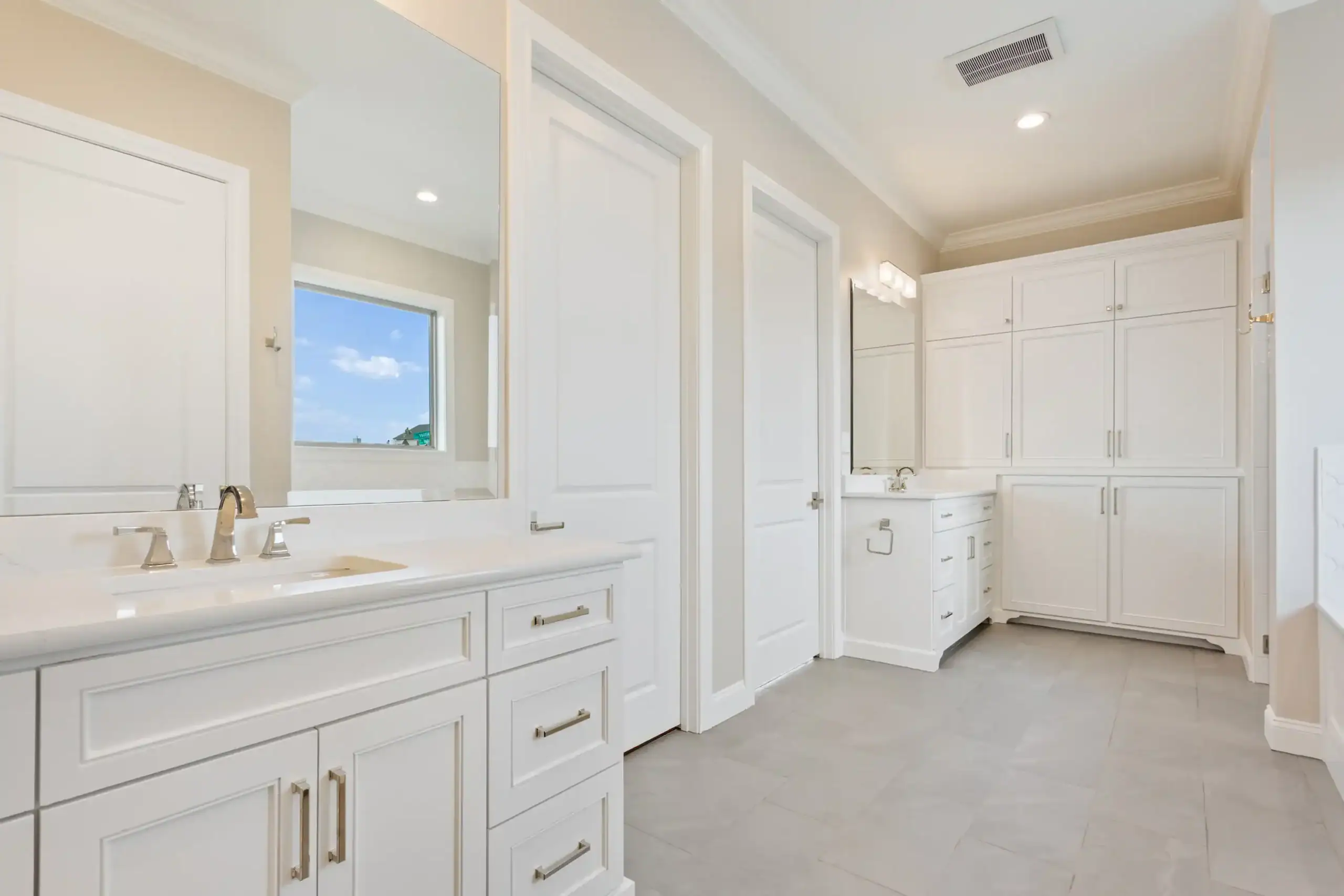 Keith Gunn Construction Waco, Texas - Luxury and Space Master Bathroom with Storage